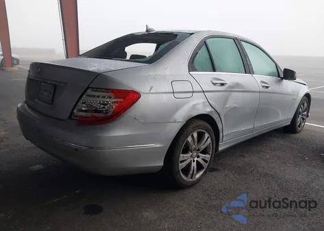 2012 Mercedes-Benz C 250 Luxury z USA, uszkodzony, nr VIN WDDGF4HB7CR233289